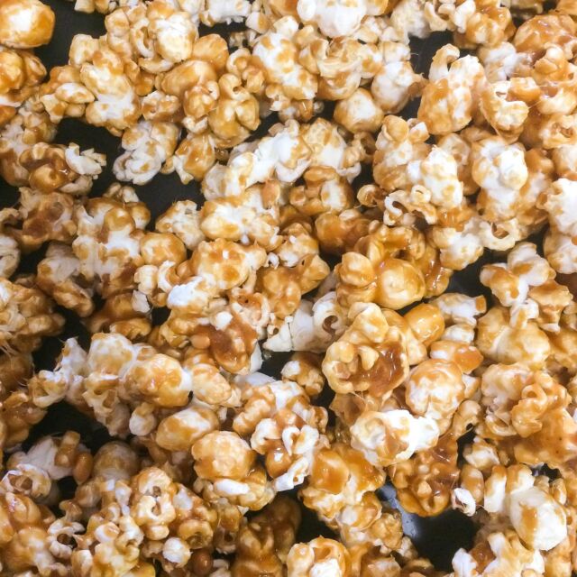 Big batch of butter caramel corn this weekend from #sallybakingaddiction blog 🧡😋